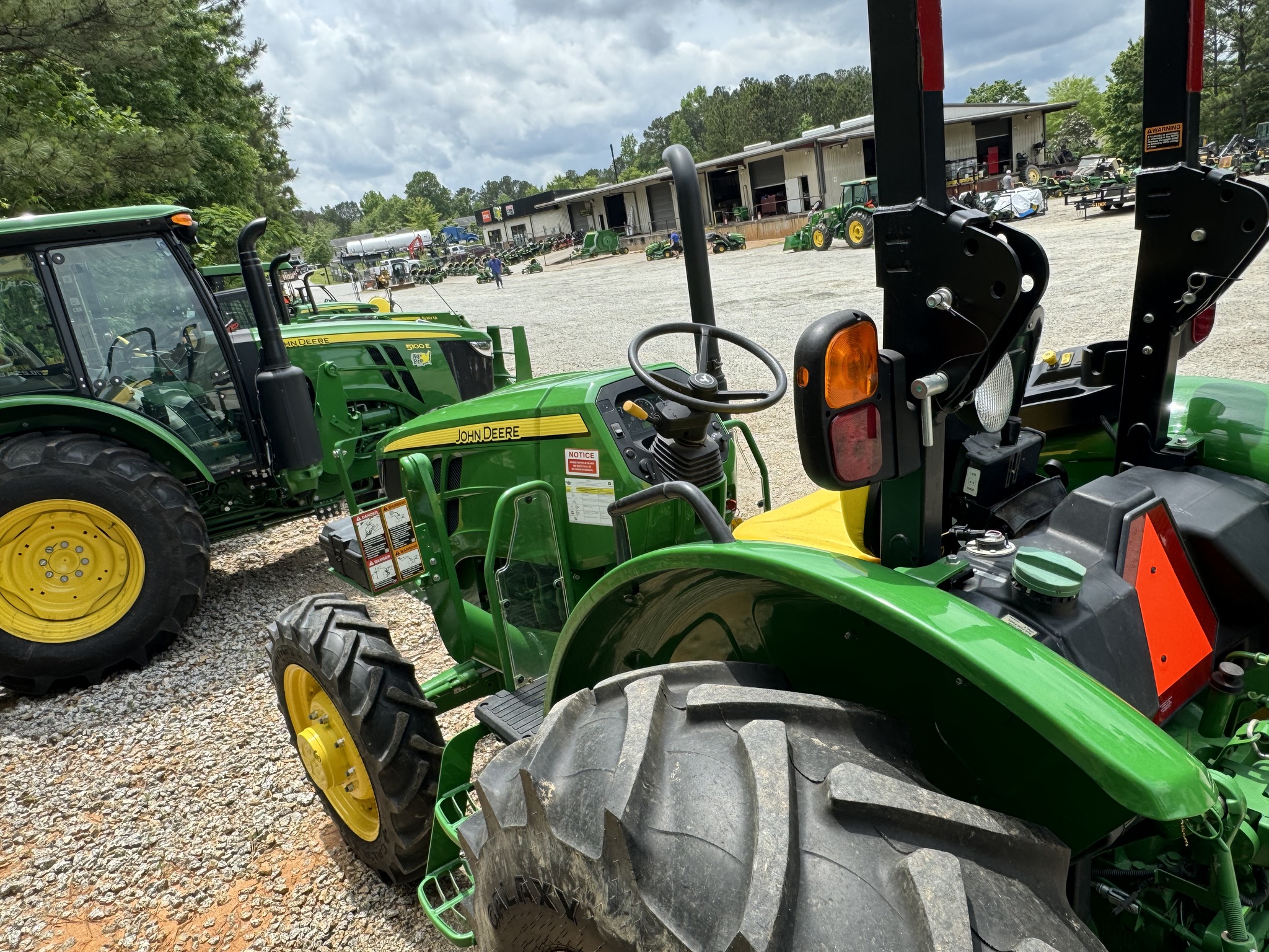 2021 John Deere 5065E Image 7