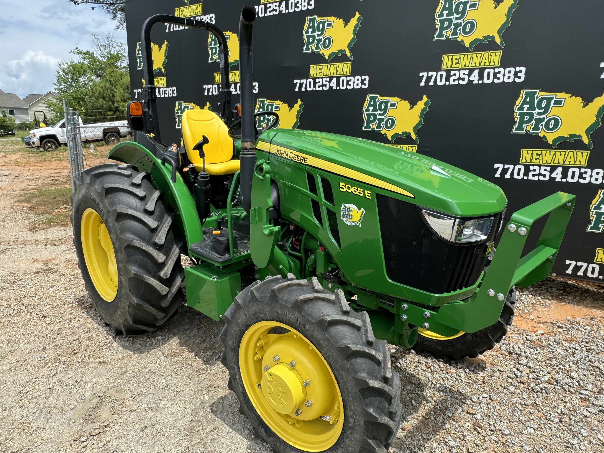 2021 John Deere 5065E Image 4