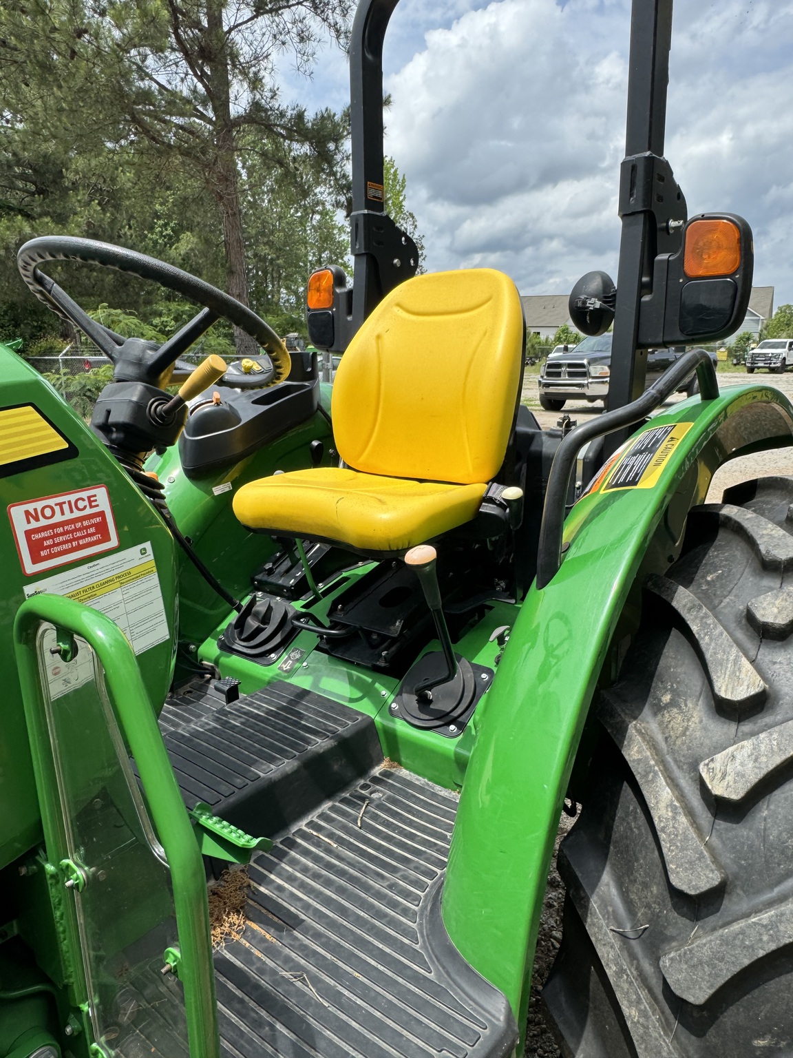 2021 John Deere 5065E Image 6