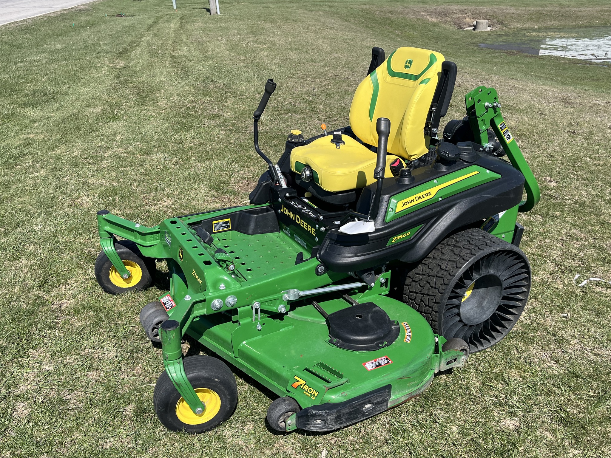 2024 John Deere Z950R Image 1