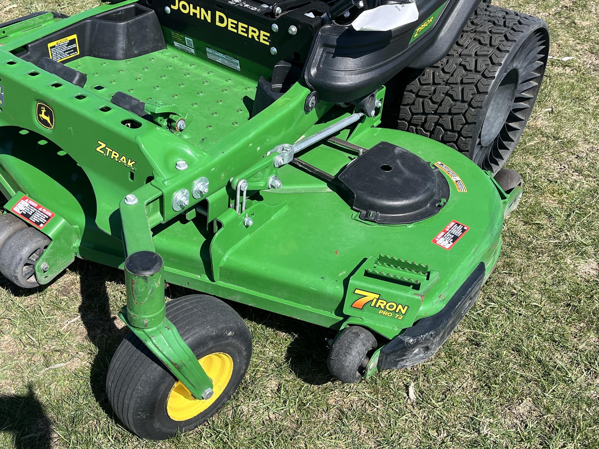 2024 John Deere Z950R Image 9