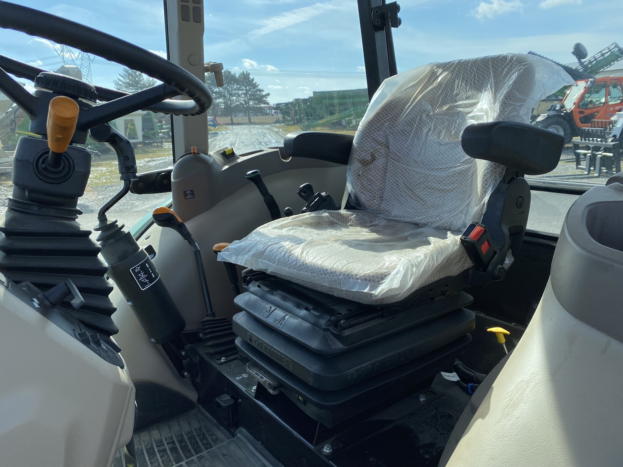 2023 John Deere 5075E Image 7