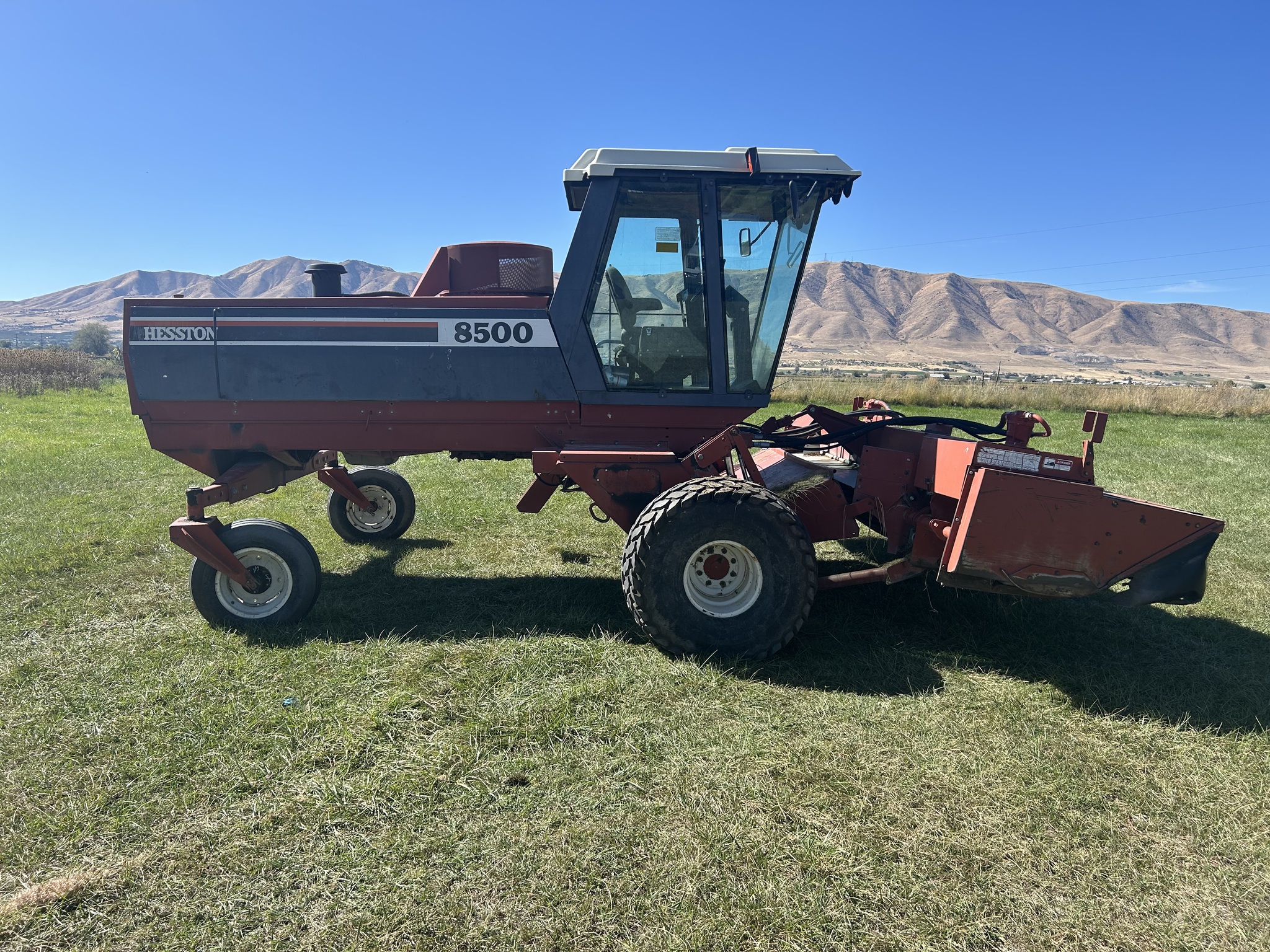 1996 Hesston 8500 Image 6