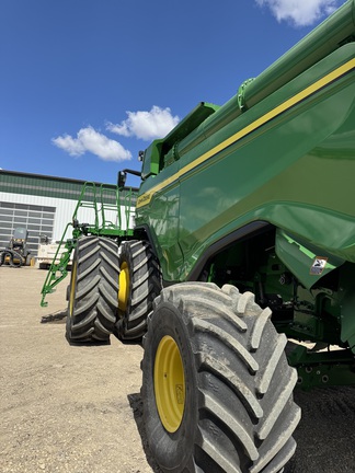 Used 2023 John Deere X9 1100 Combines at Horizon Ag & Turf in Warburg, AB - Photo6