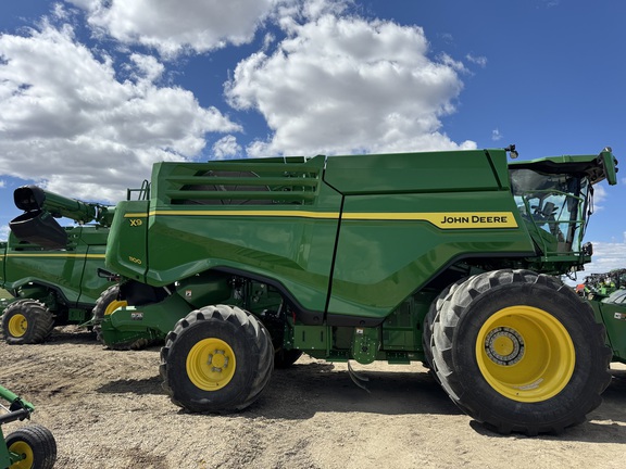 Used 2023 John Deere X9 1100 Combines at Horizon Ag & Turf in Warburg, AB - Photo2