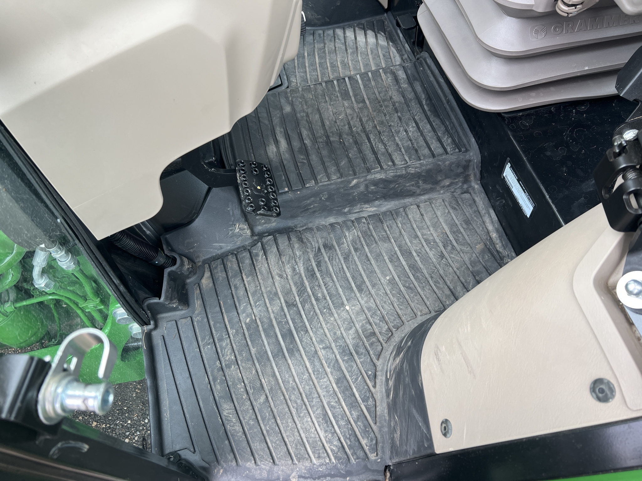 2024 John Deere 5060E Premium Cab Image 16
