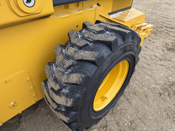 2024 John Deere 330G - Photo11