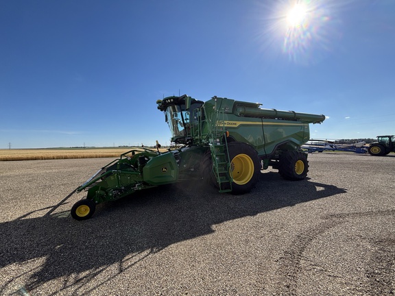 Used 2022 John Deere X9 1000 Combines at Horizon Ag & Turf in Wetaskiwin, AB - Photo3