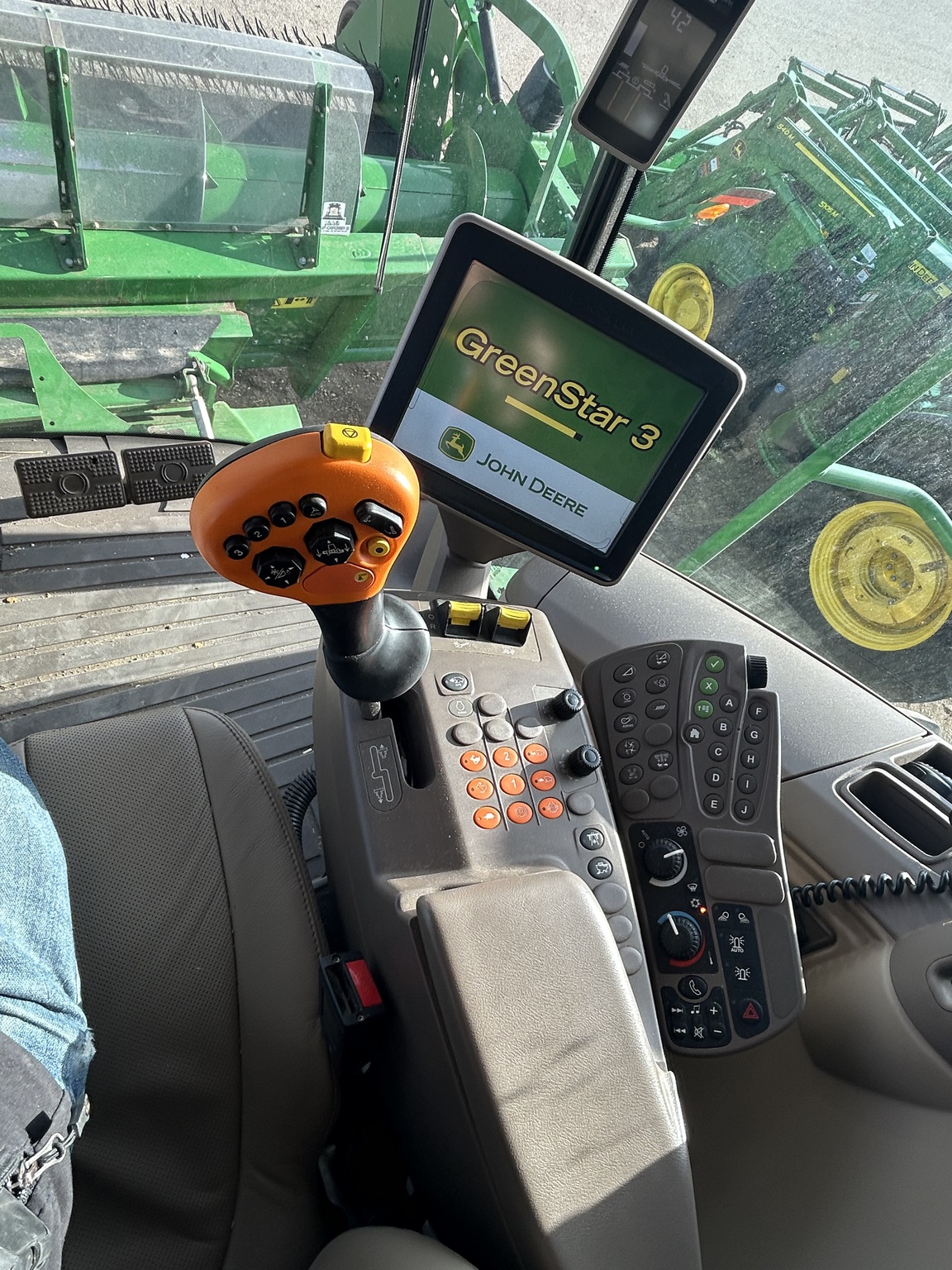 2015 John Deere S680 Image 8