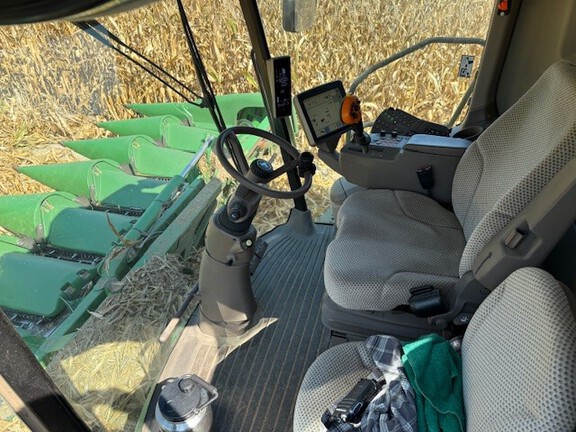 Photo of 2017 John Deere S670