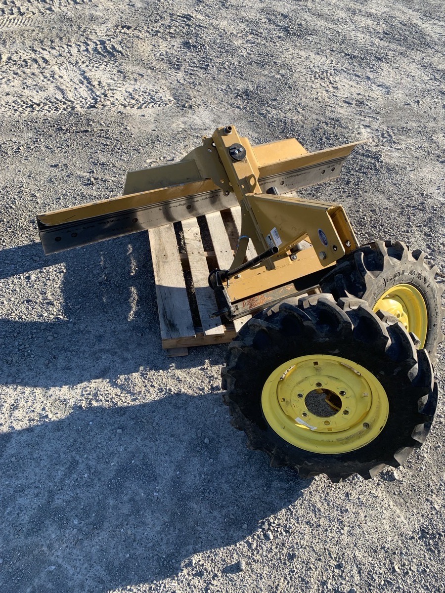 2011 John Deere 3038E Image 10