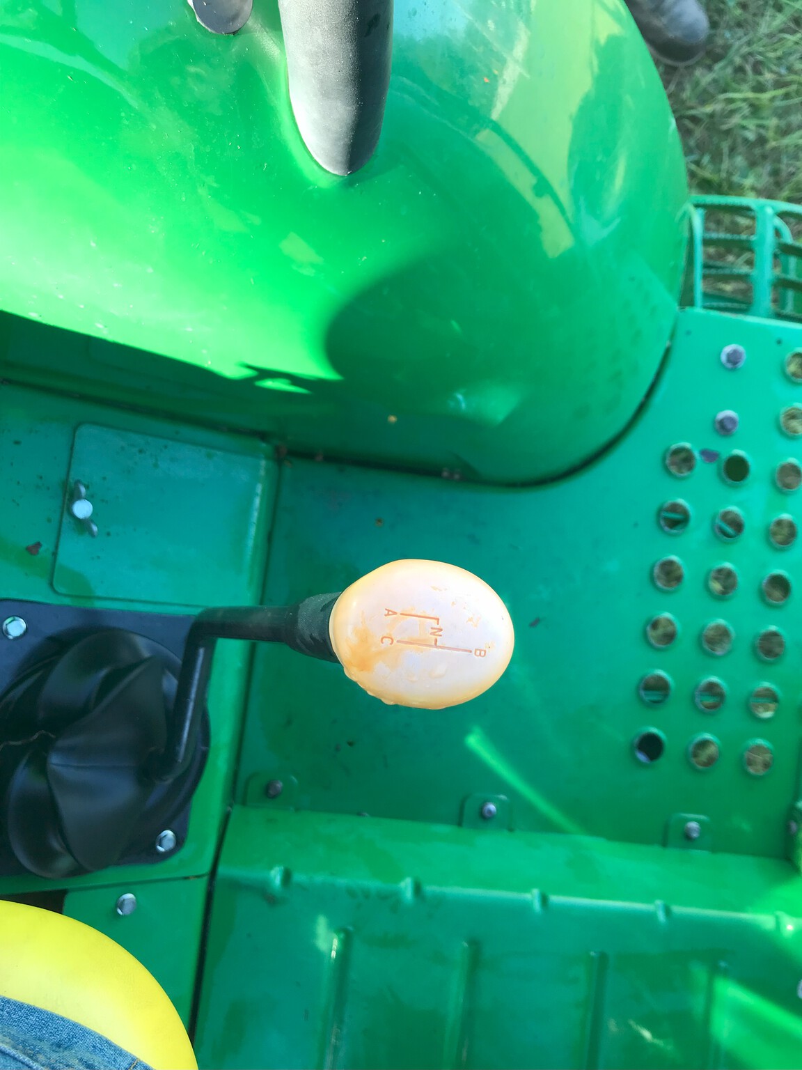 2020 John Deere 5075E Image 10