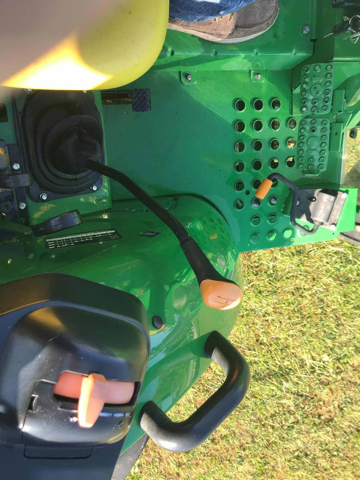 2020 John Deere 5075E Image 9