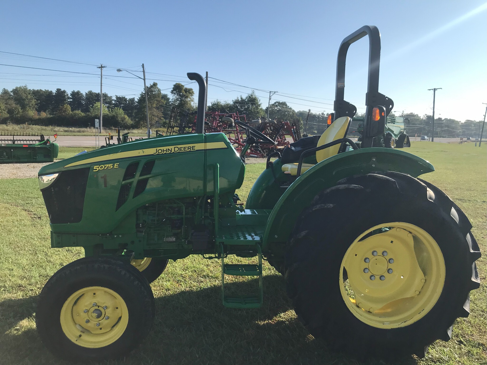 2020 John Deere 5075E Image 8