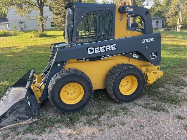 2016 John Deere 332E Image 3