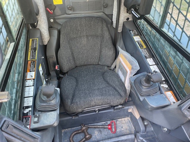 2016 John Deere 332E Image 5