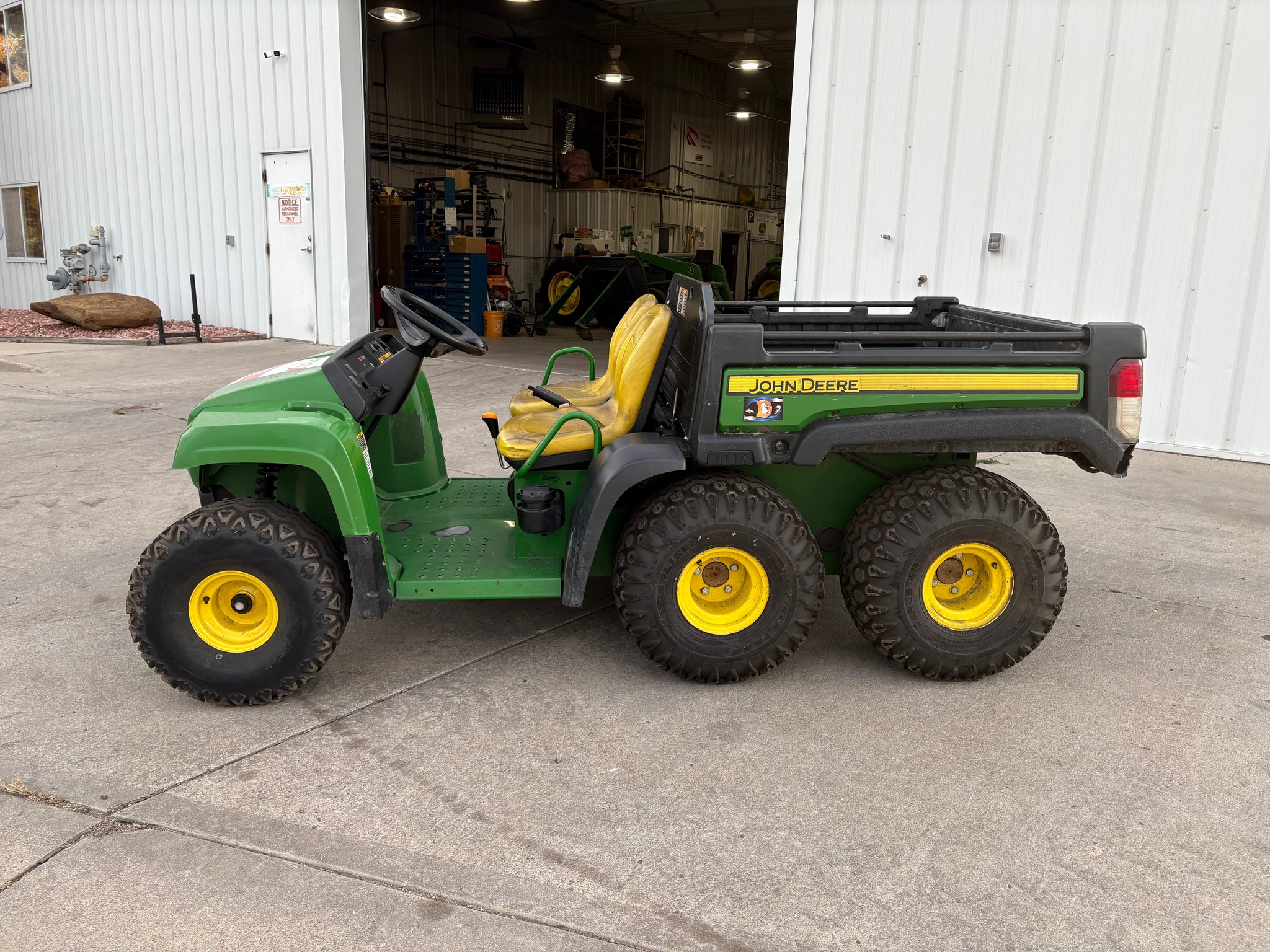 2019 John Deere TH 6X4 Image 2