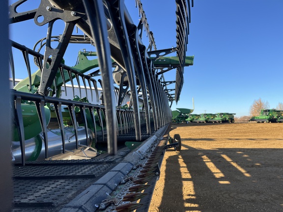 Used 2025 John Deere HDR 50 Combine Platforms at Horizon Ag & Turf in High Prairie, AB - Photo12