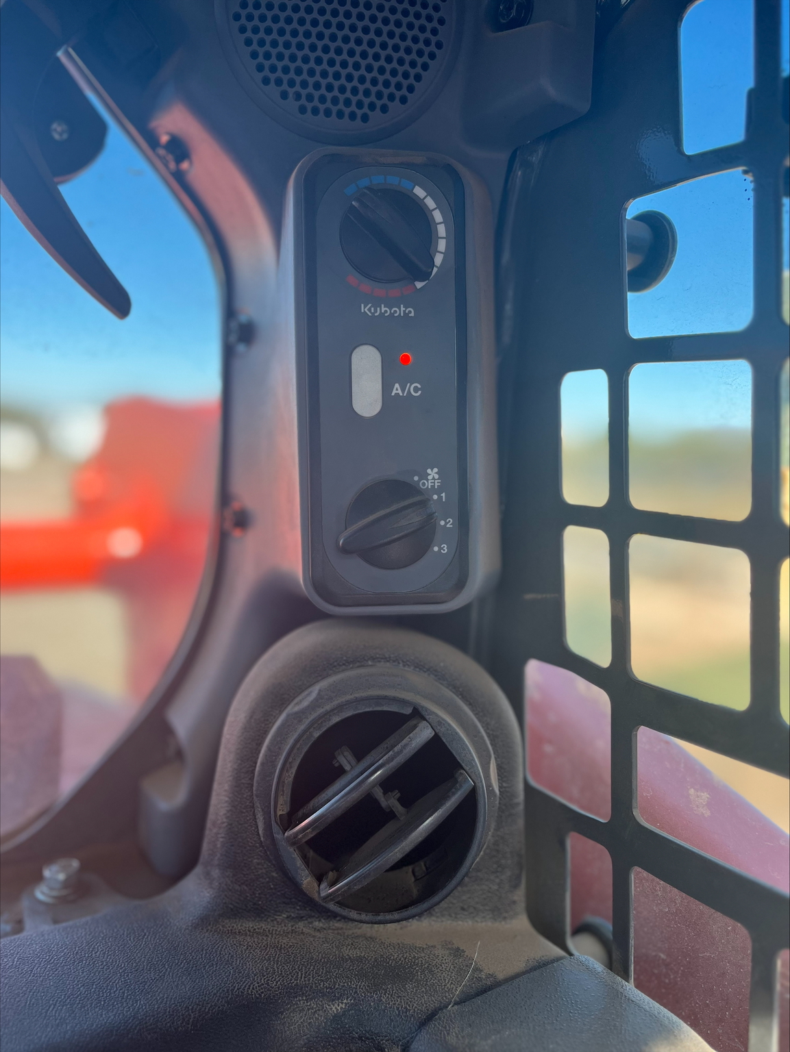 2022 Kubota SSV75 Image 6