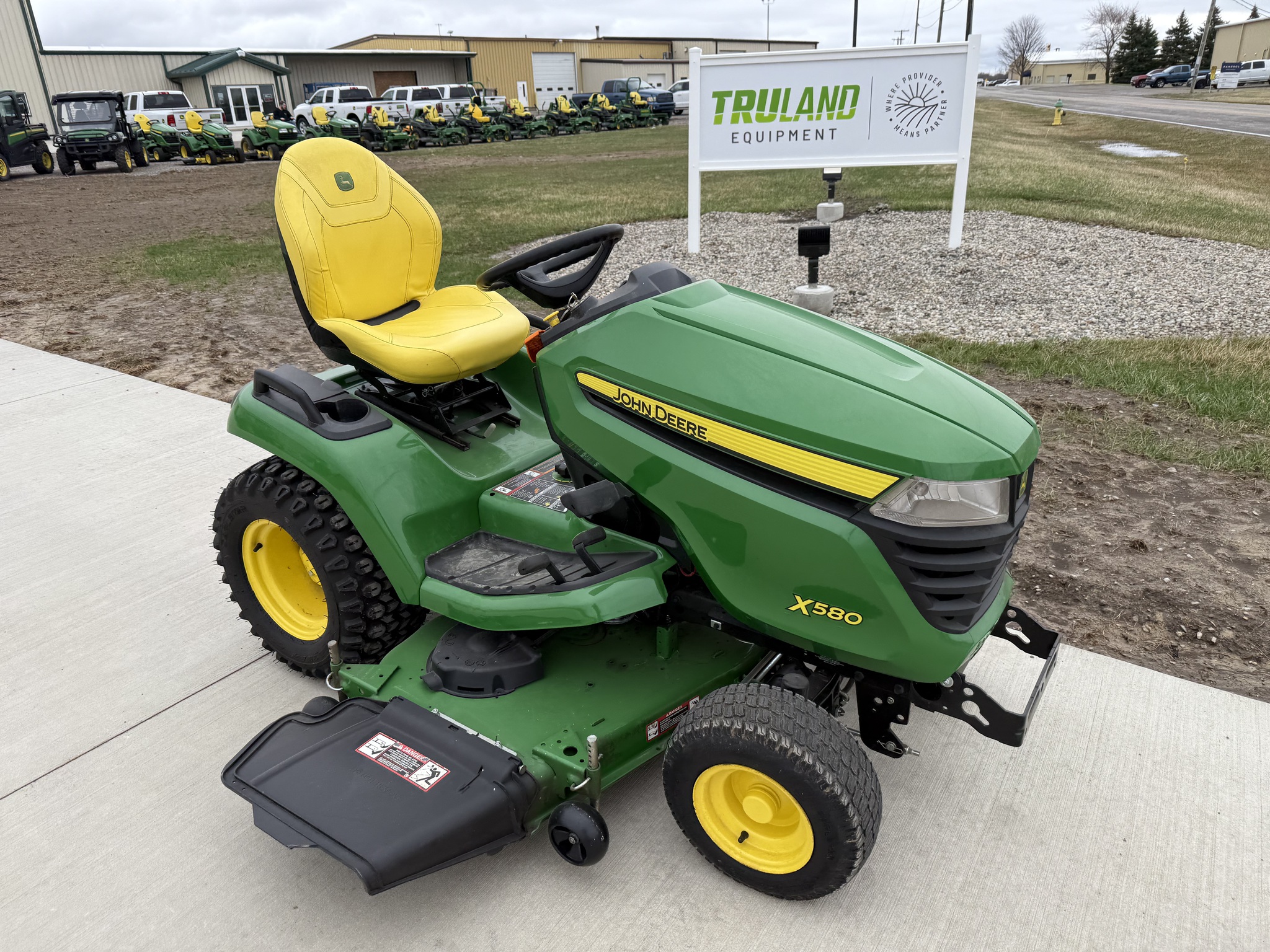 2024 John Deere X580 Image 4