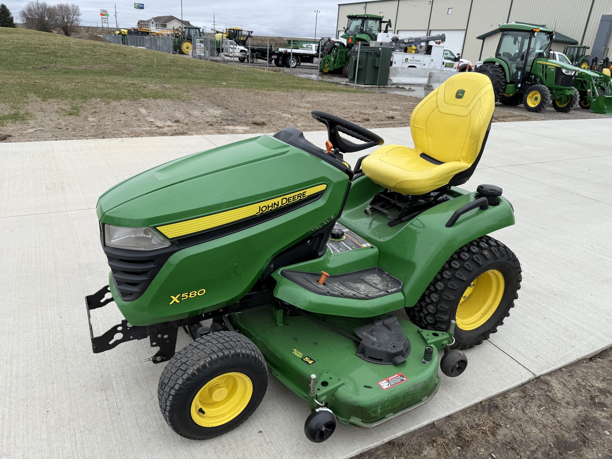 2024 John Deere X580 Image 9