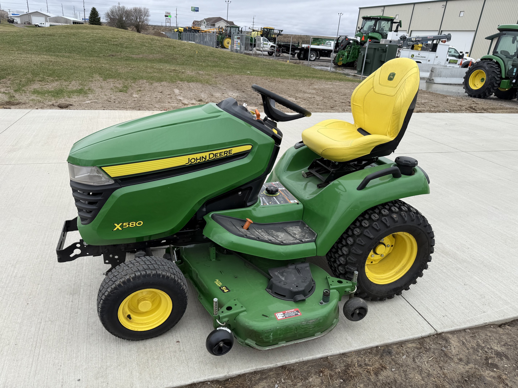 2024 John Deere X580 Image 10