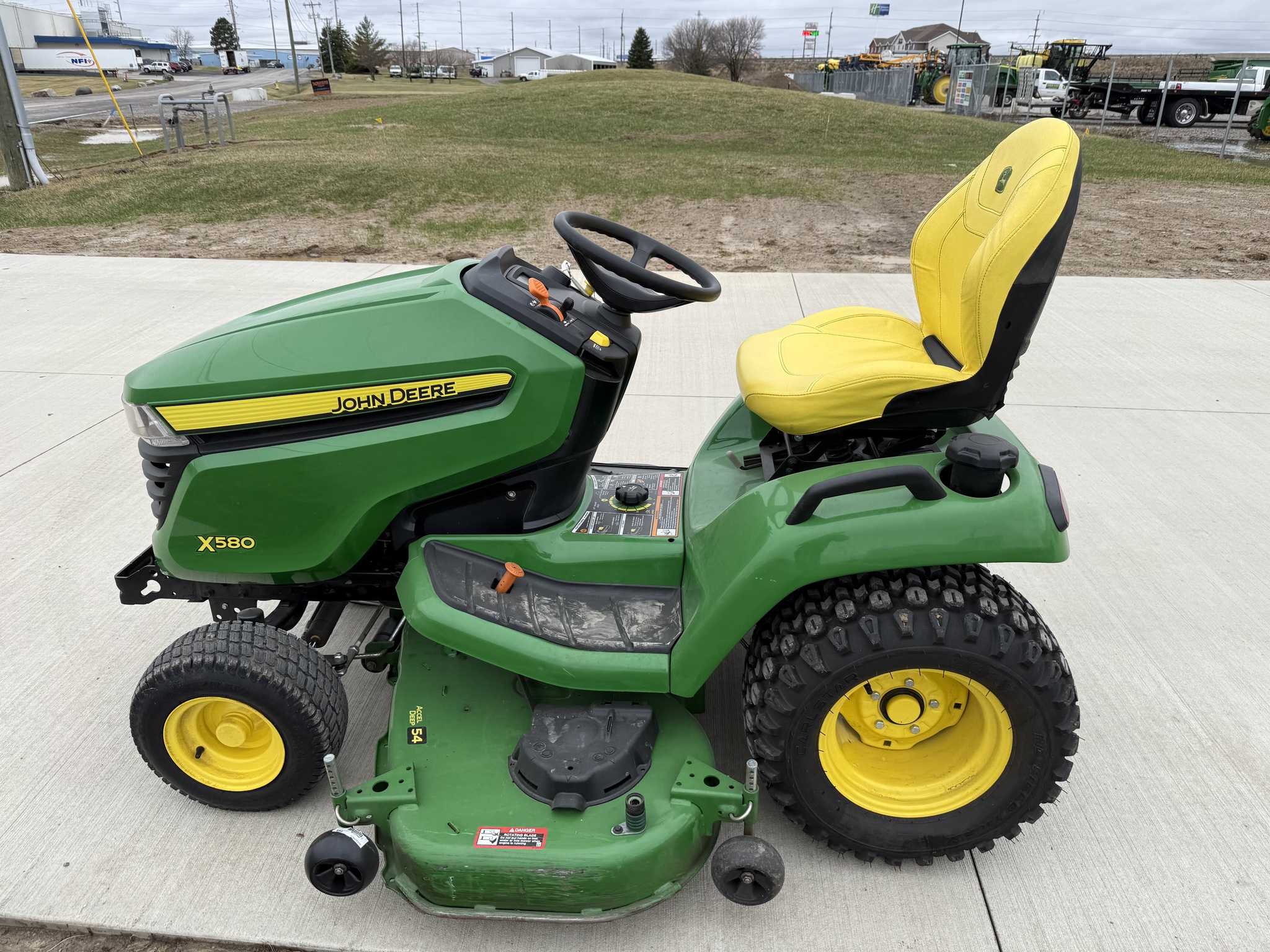 2024 John Deere X580 Image 12