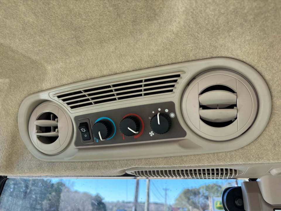 2025 John Deere 5075E Image 9