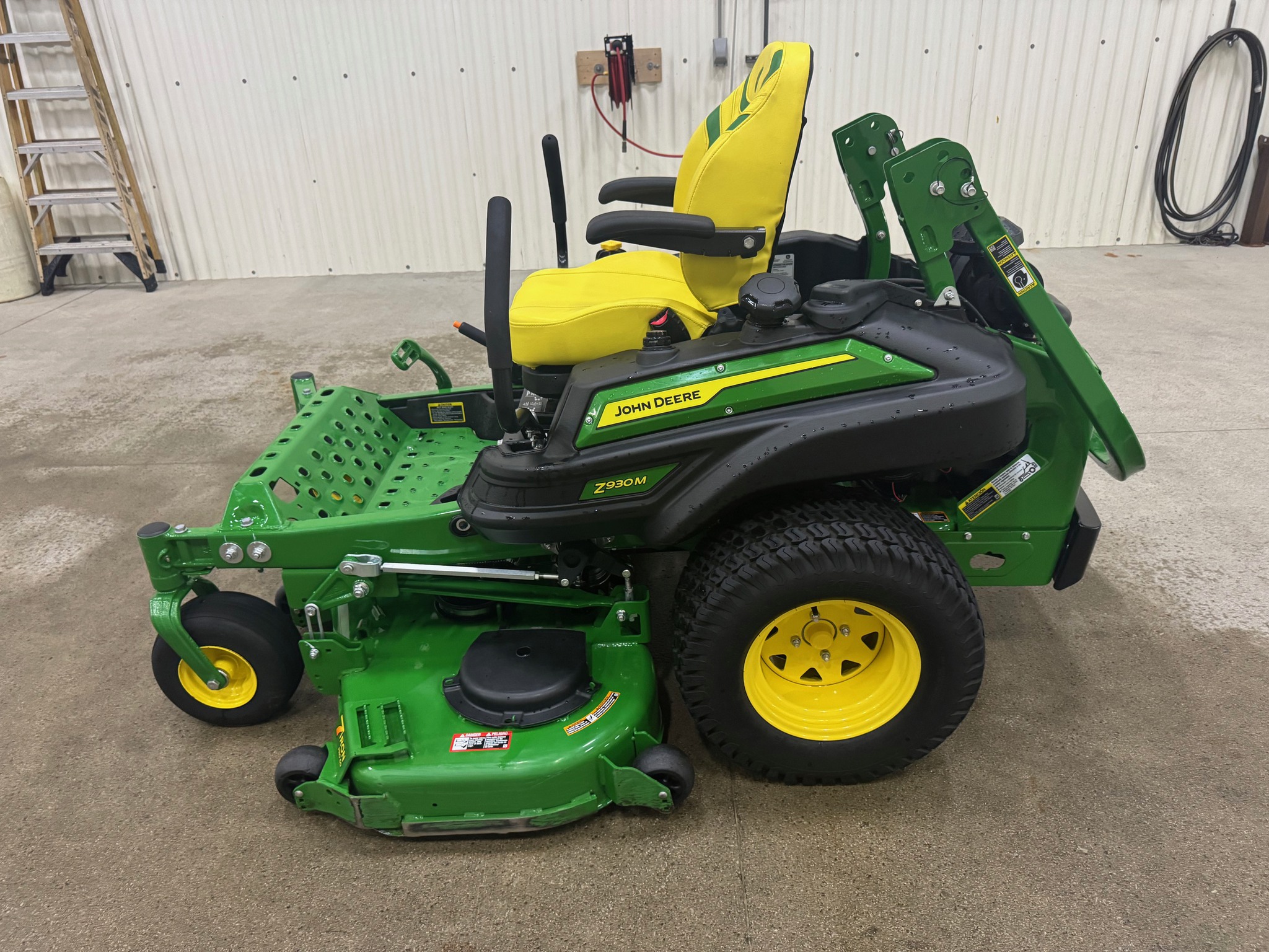 2023 John Deere Z930M Image 3