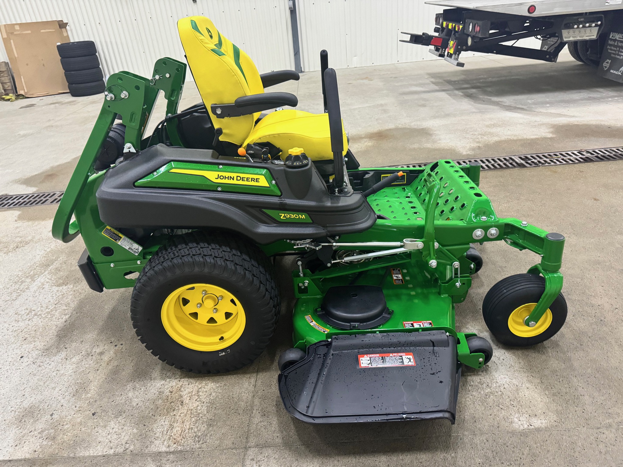2023 John Deere Z930M Image 7