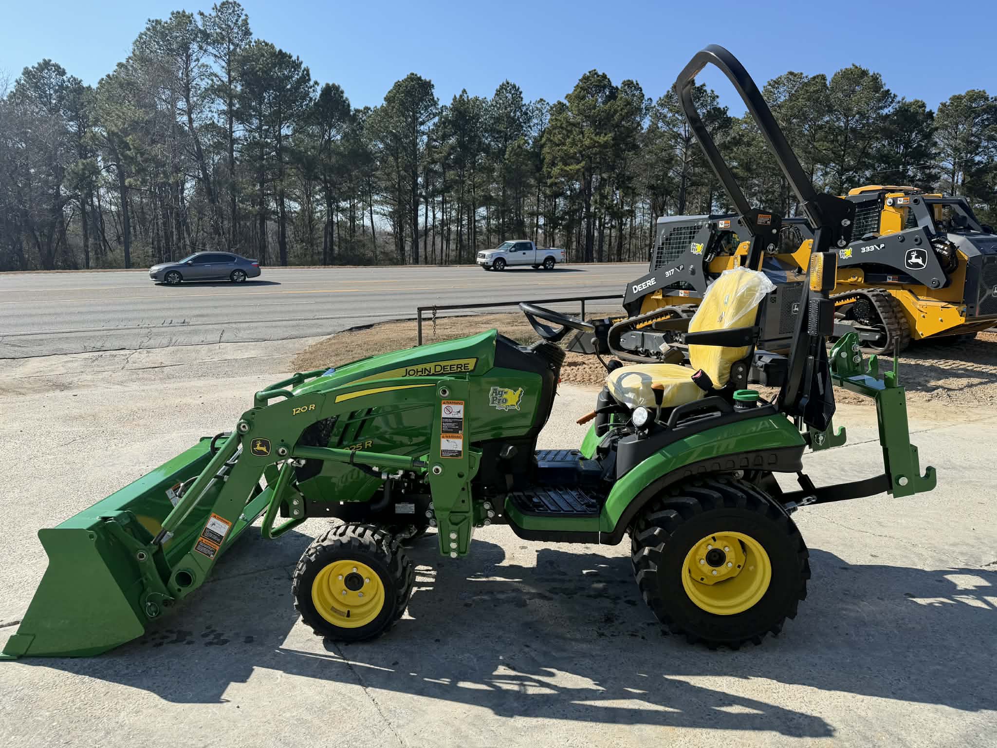 2024 John Deere 1025R Image 3