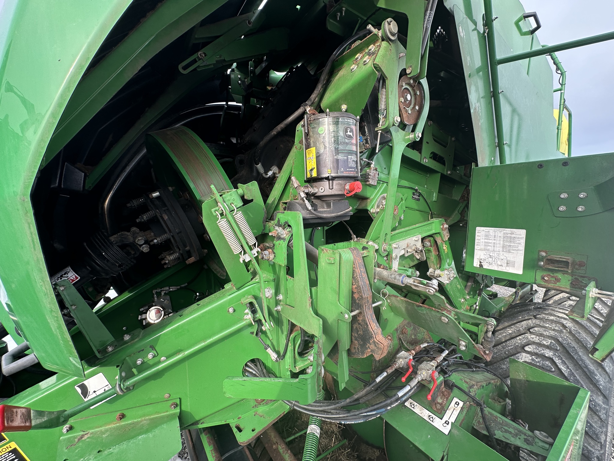 2022 John Deere L331 Image 7