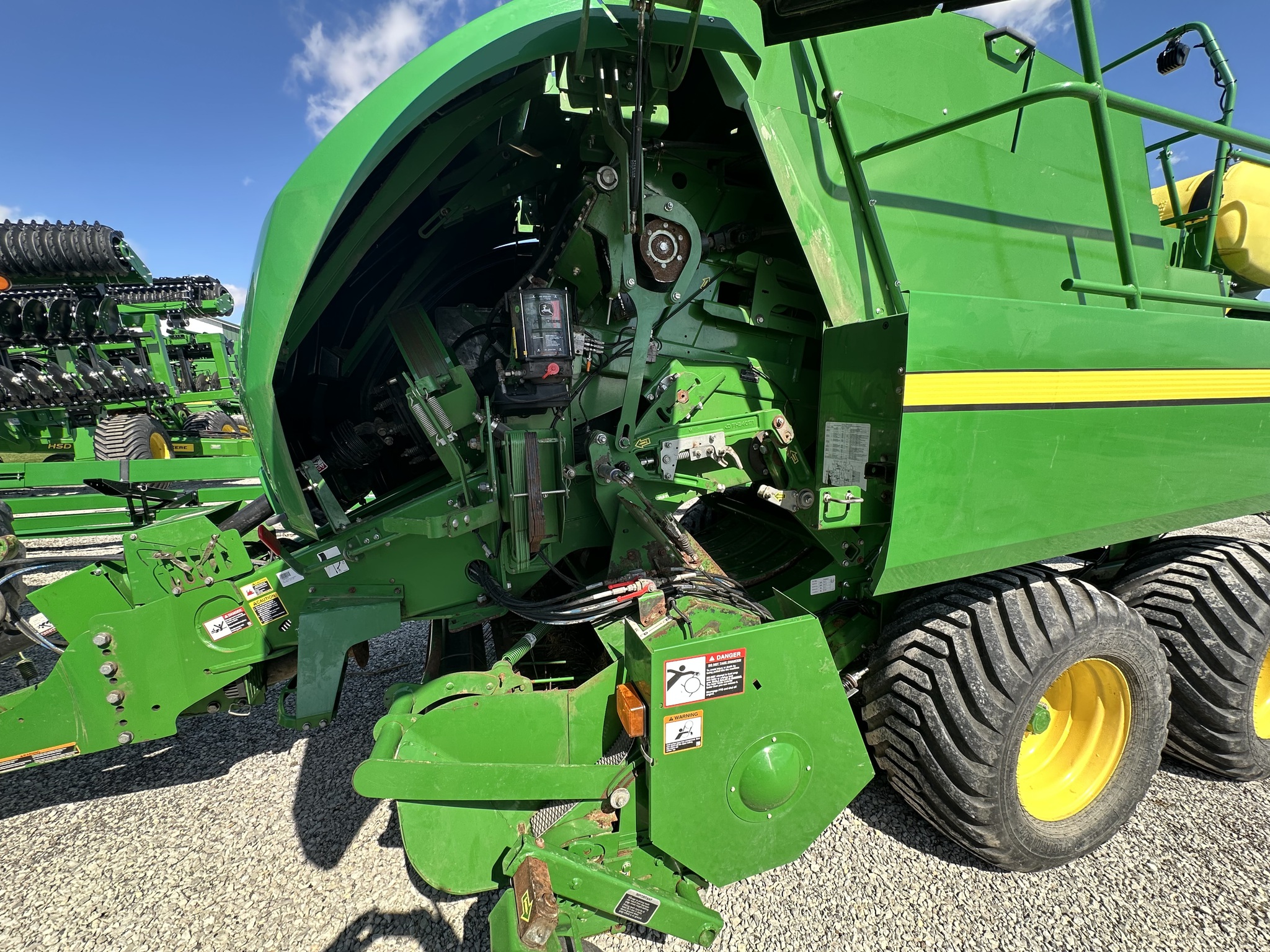 2022 John Deere L331 Image 12