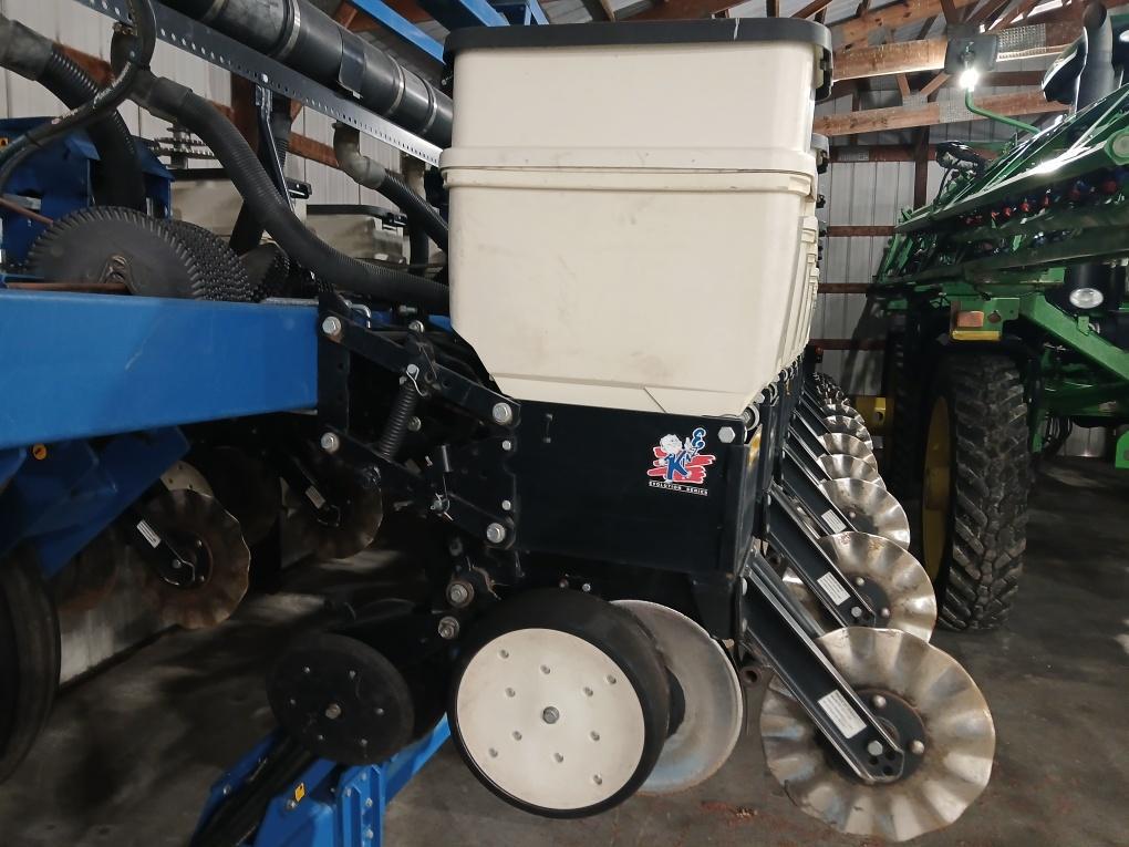 2014 Kinze 3600 Image 2