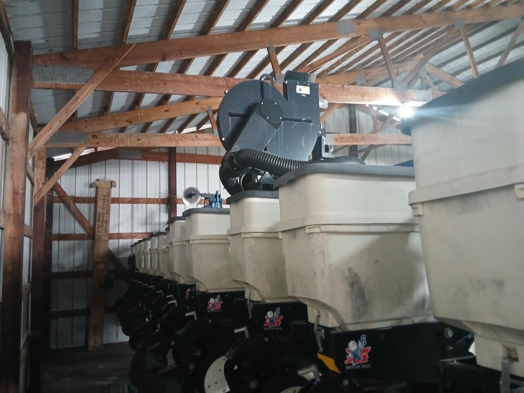2014 Kinze 3600 Image 3
