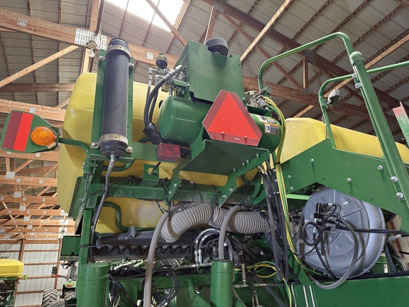  John Deere 1775NT