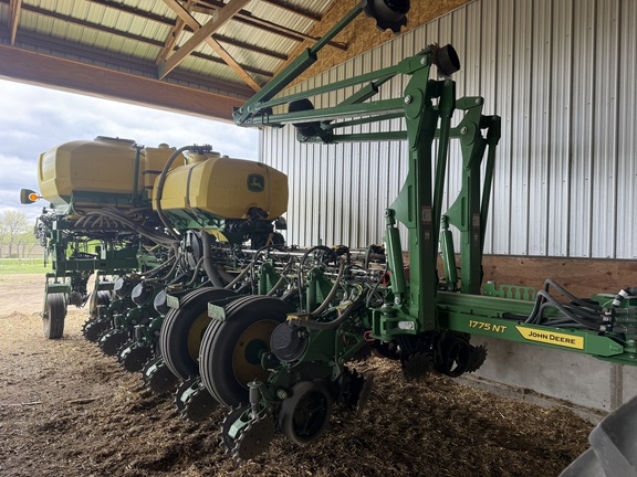  John Deere 1775NT