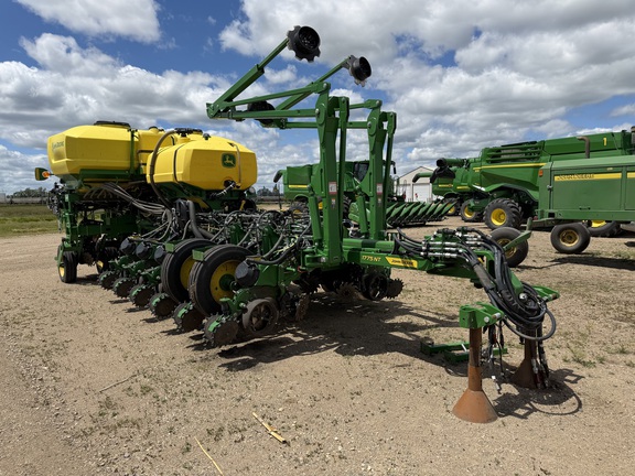  John Deere 1775NT