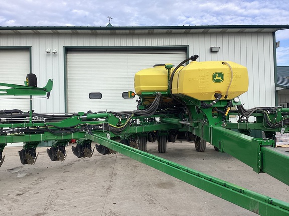  John Deere 1775NT
