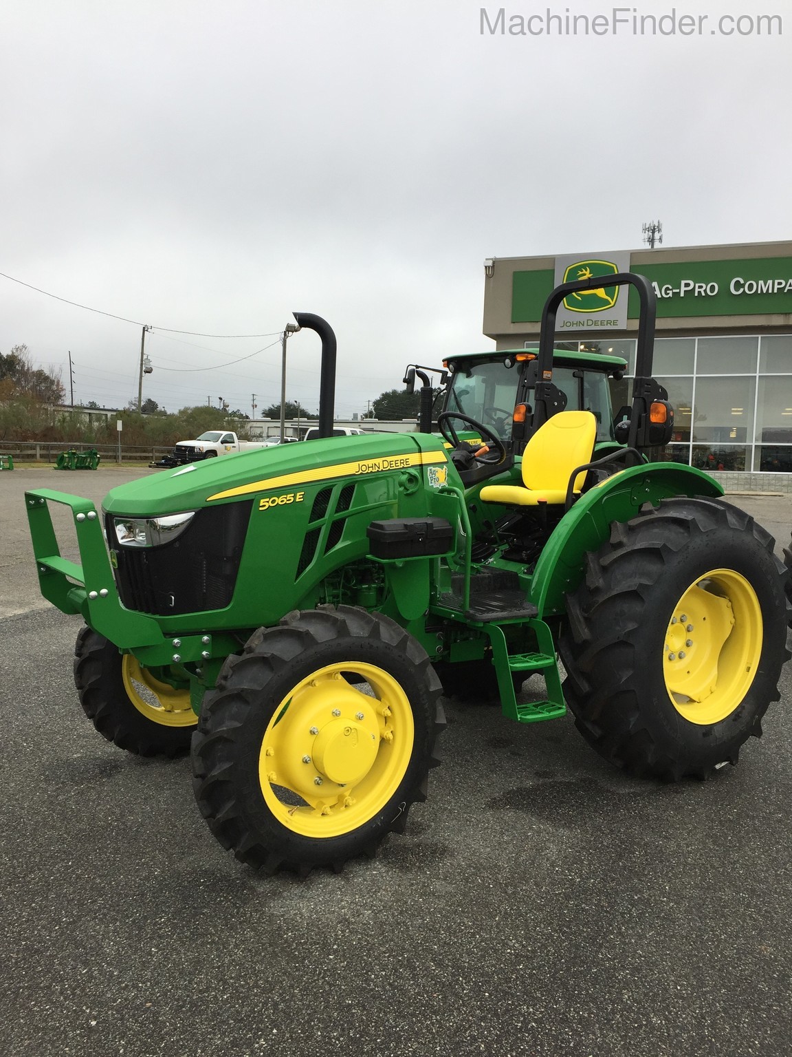 2020 John Deere 5065E Image 1