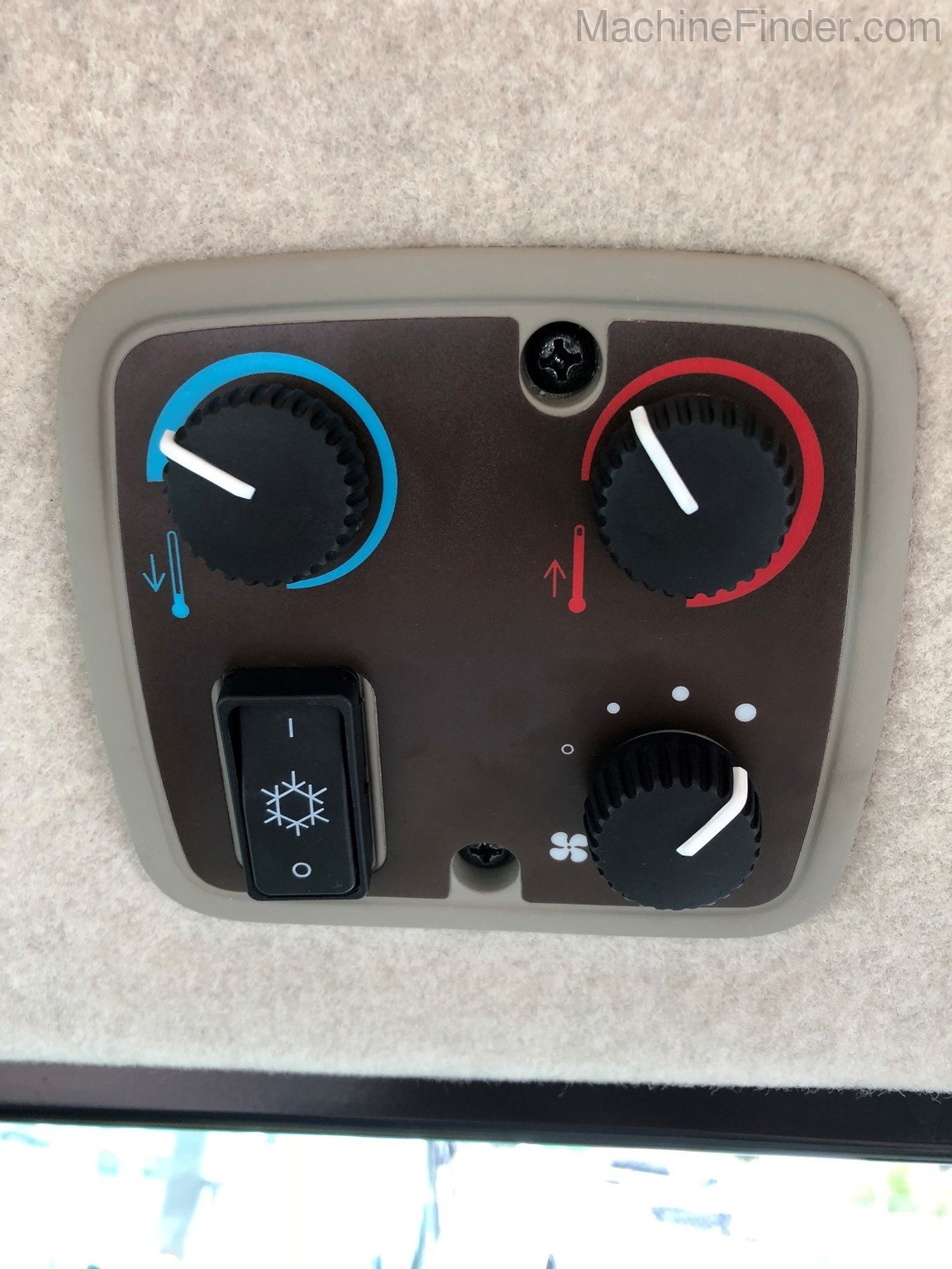 2020 John Deere 4066R Cab Image 10