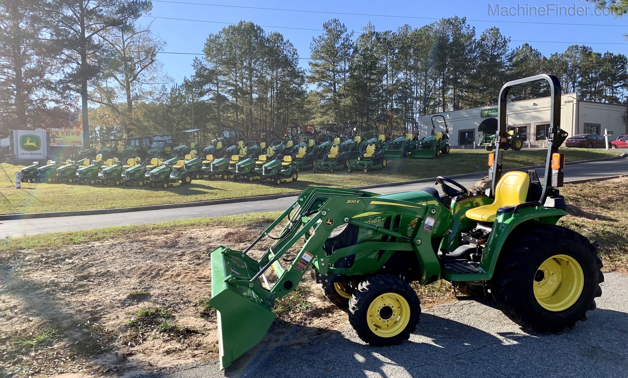 2018 John Deere 3038E Image 2