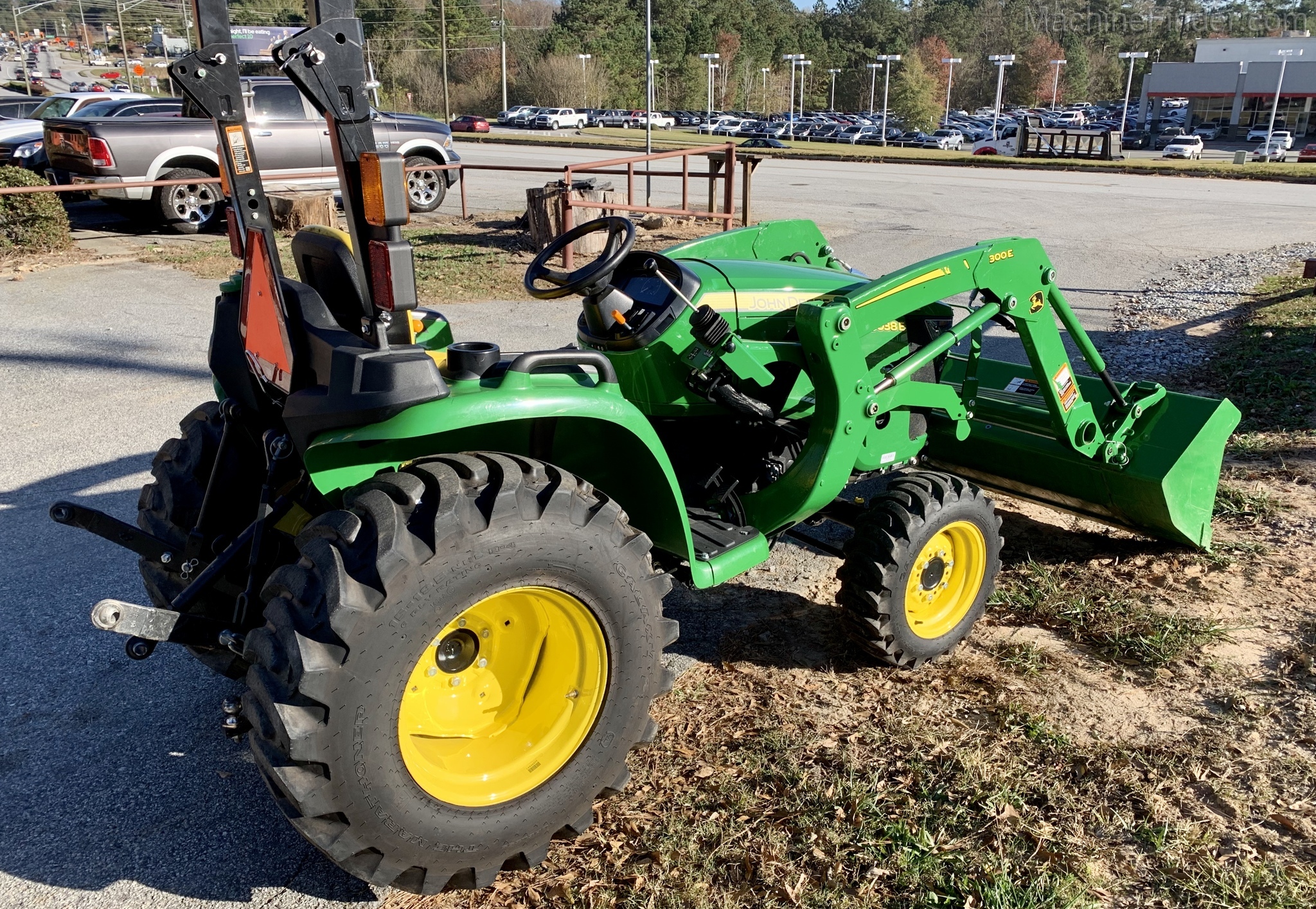 2018 John Deere 3038E Image 3