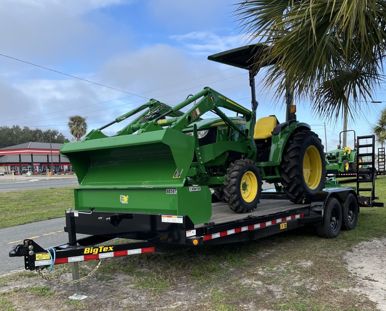 2023 John Deere 4044M Image 2