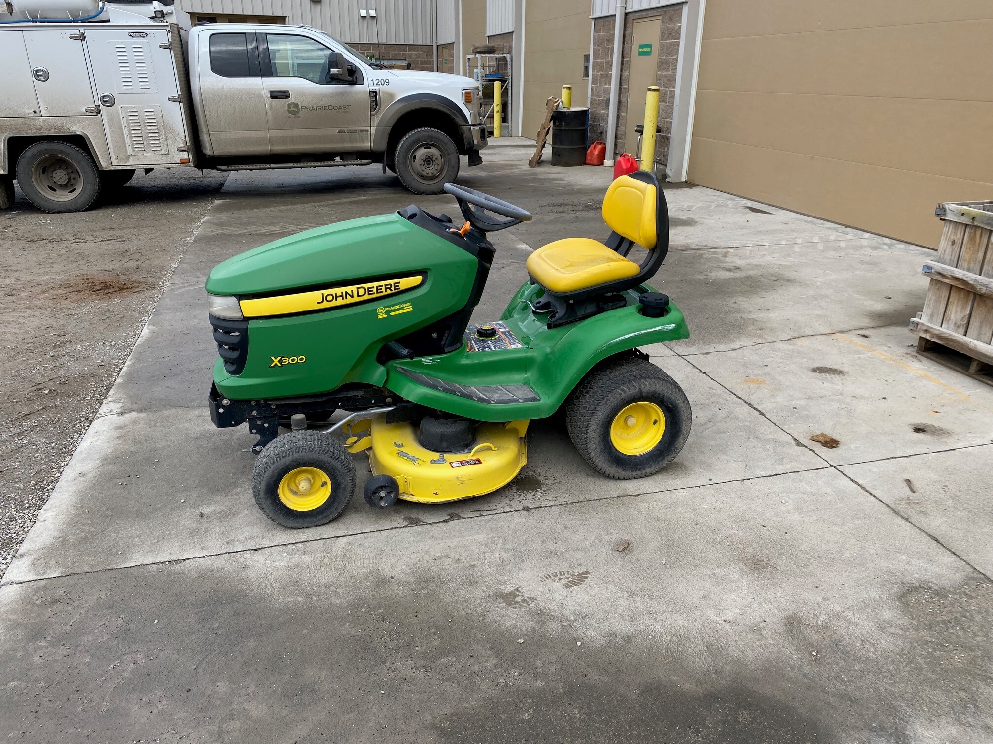 2011 John Deere X300 Lawn & Garden Tractors Kamloops, BC