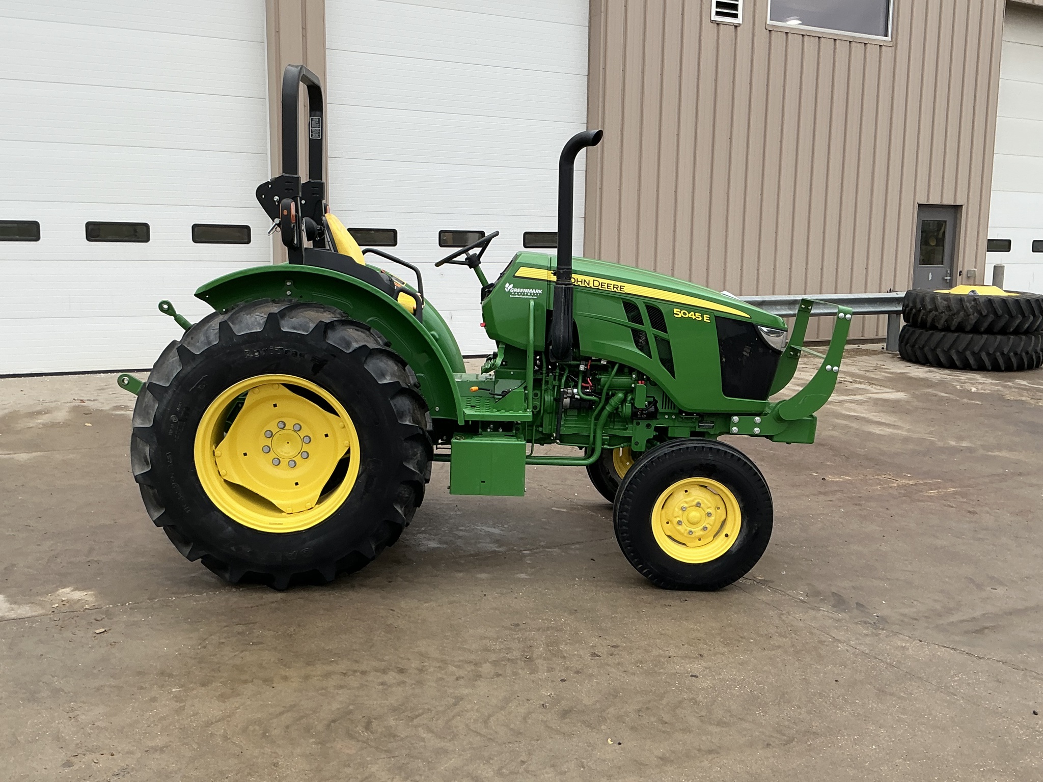 2022 John Deere 5045E Image 2