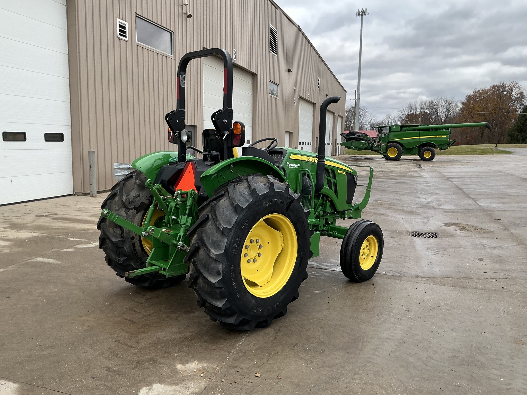 2022 John Deere 5045E Image 3