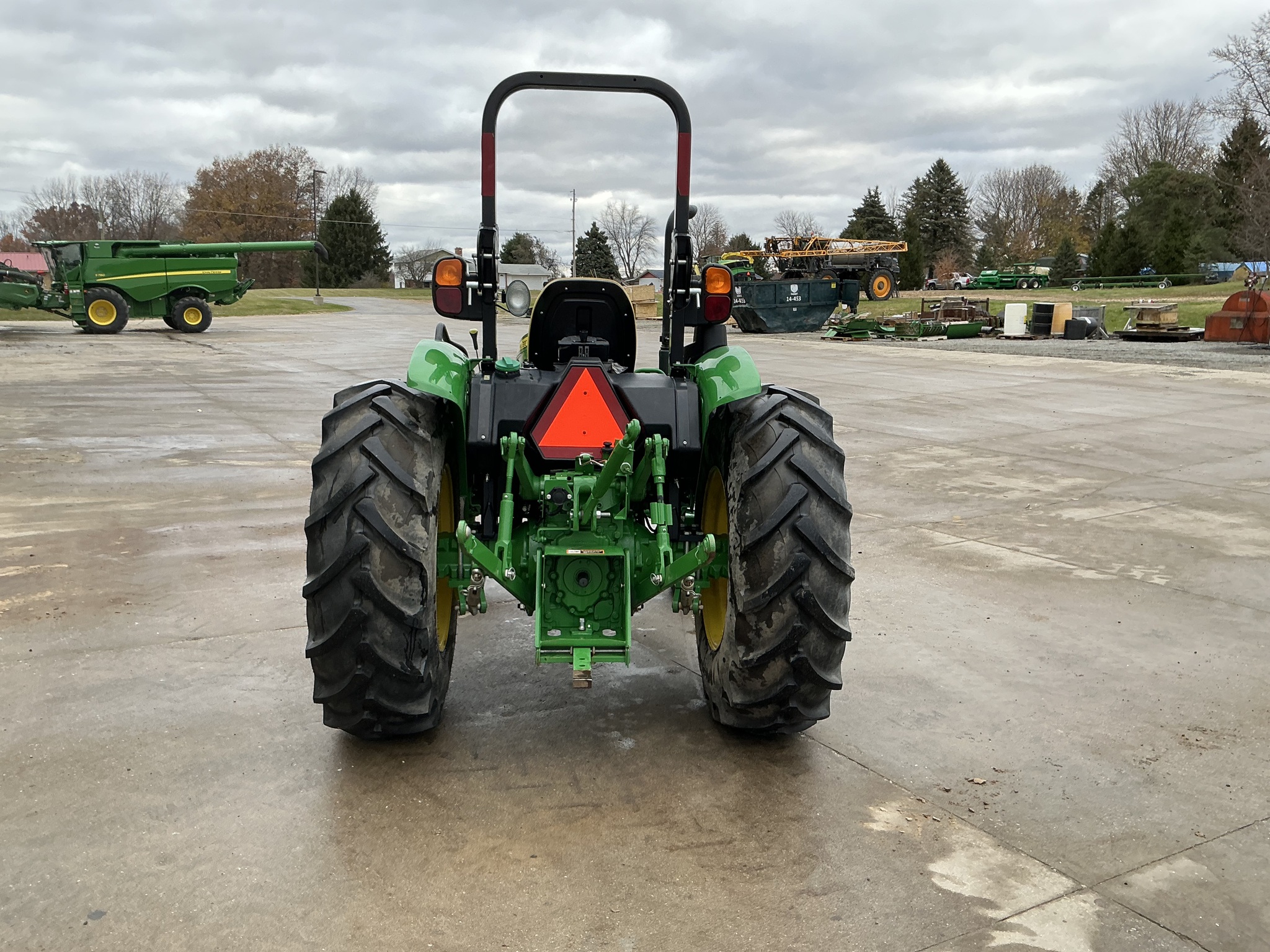 2022 John Deere 5045E Image 4