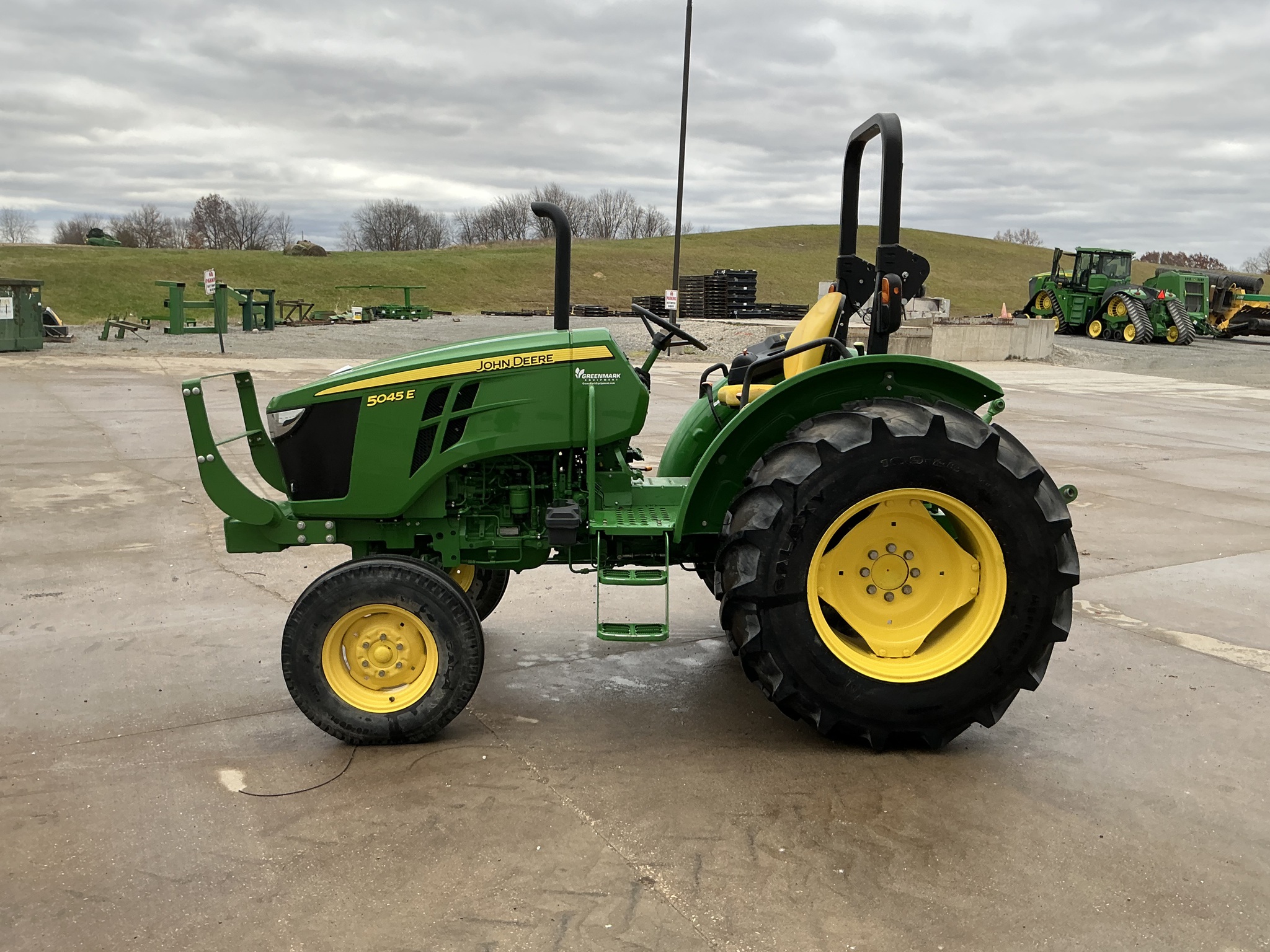 2022 John Deere 5045E Image 7