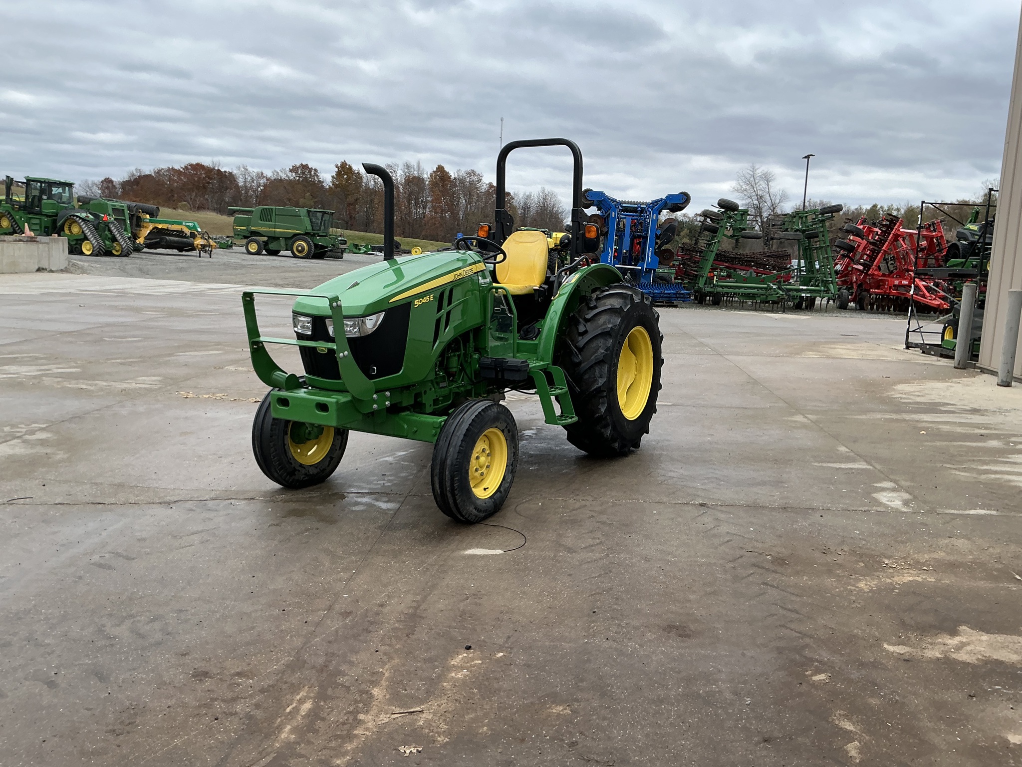 2022 John Deere 5045E Image 6